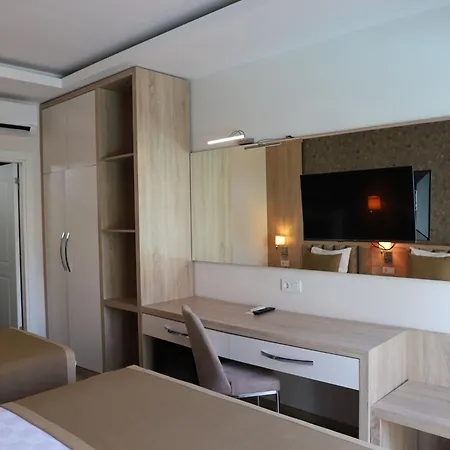 Hotel Lara Garden 2*